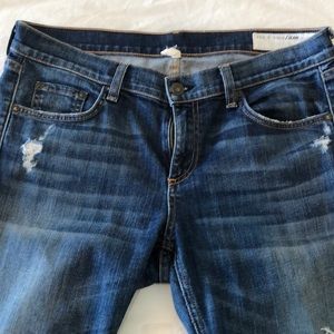 Rag & bone dre jeans in medium wash/distressed.